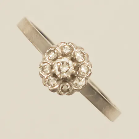 Ring med 8/8-slipade diamanter totalt 0,20ct enligt gravyr mittsten ca 0,04ct stl:16¼ bredd 1,7mm tillverkad år 1971, vitguld 18K Vikt: 2,2 g