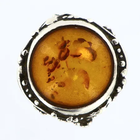 Ring med troligen bärnsten, stl:16, bredd 2-18mm, silver 925/1000 Vikt: 4,6 g