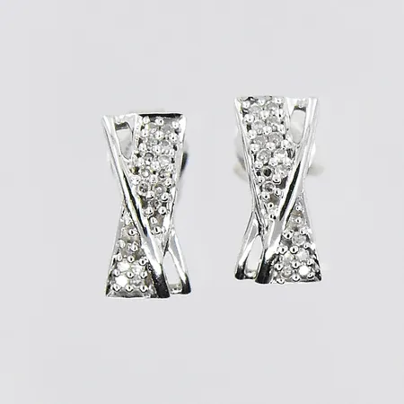 Örhängen med diamanter ca 30xca 0,005ct GHA, längd 12 mm, bredd 5 mm, vitguld, en sten saknas, 18K. Vikt: 1,9 g