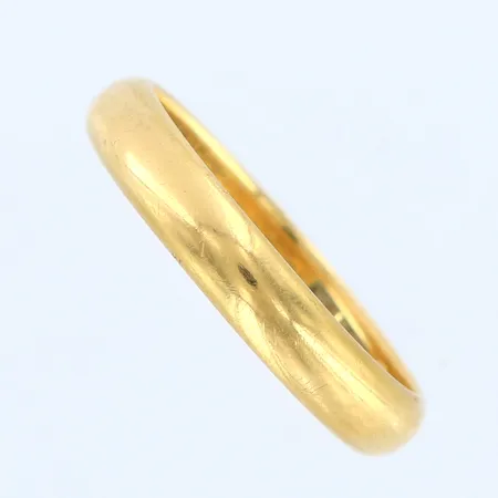Ring slät stl: 19½, bredd: 4mm, gravyr, 18K Vikt: 5,1 g