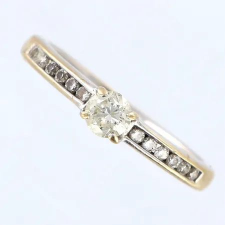 Ring med diamanter ca 0,32ctv, stl: 16, bredd: 1,5-3,5mm, vitguld, behov av omrodiering, 18K Vikt: 2,2 g