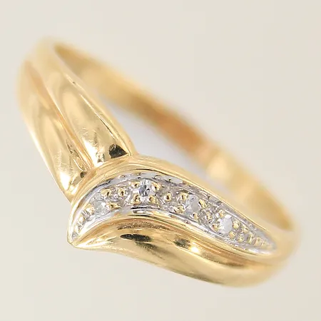 Ring med 8/8-slipade diamanter 4 x ca 0,01ct stl:19 bredd 1,8-7,8mm spår av storleksändring 18K  Vikt: 2,8 g