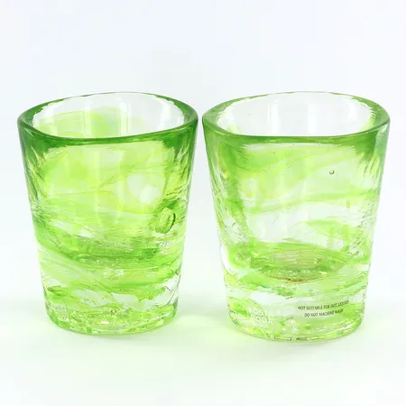 2 Shotglas ur serien Mine Ø9cm, höjd:7cm, gröna av Ulrika-Hydman Vallien, stämpelmärkta UHV samt 1 etikettmärkt Kosta Boda Skickas med paket.