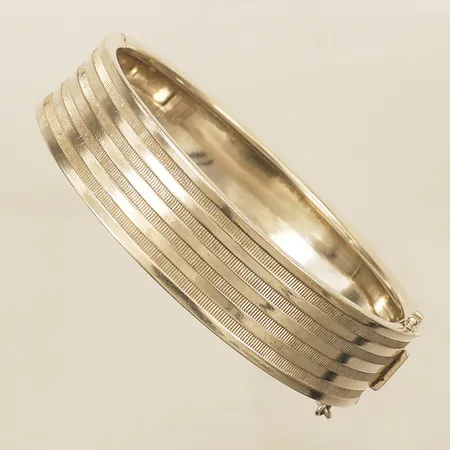 Stelt armband med säkerhetskedja Ø60mm bredd 15,6mm små bucklor silver 925/1000 Vikt: 25,6 g