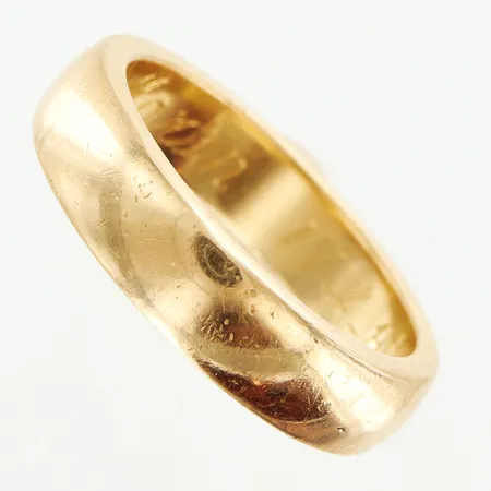 Ring slät stl:15, bredd 4mm, gravyr, bruksslitage, 18K. Vikt: 5 g