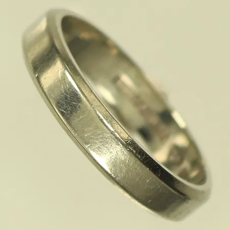 Ring slät, stl 17¾, bredd 4mm, vitguld, gravyr, 18K Vikt: 4,3 g