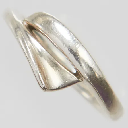 Ring stl:17 bredd: 2,2-8,4mm, silver 925/1000 Vikt: 2,8 g