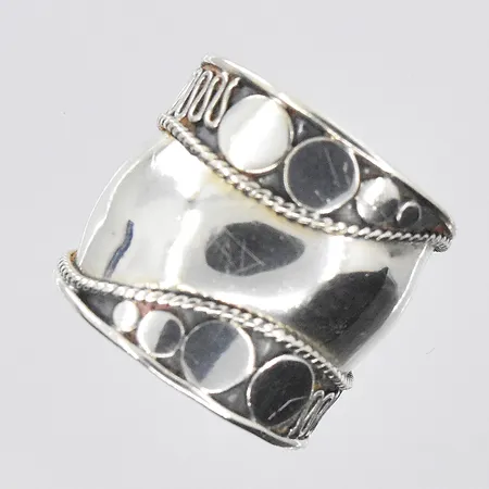 Ring stl:17½ bredd 12-20 mm, ostämplad, silver. Vikt: 4,1 g