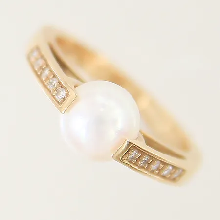 Ring med odlad pärla och diamanter 10 x ca 0,01ct stl:16¾ bredd 2,7-7,5mm 18K Vikt: 5,2 g
