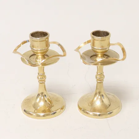 Ett par ljusstakar omärkta, gulmetall, höjd 11cm, manschetter i glas. Skickas med paket.