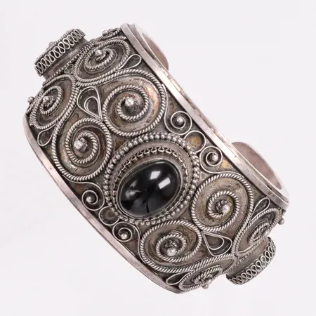 Armband med svart sten Ø76½ bredd 43,5mm metall Vikt: 124 g på auktion i Linköping hos Pantbanken Sverige