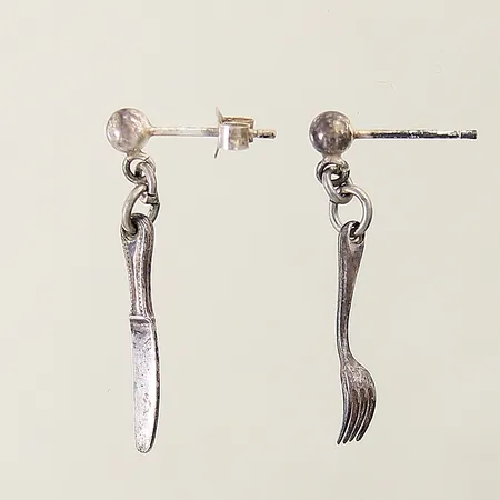 Örhängen kniv och gaffel 30x4mm ena saknar snurrebuss silver 925/1000 Vikt: 1,2 g på auktion i Solna hos Pantbanken Sverige