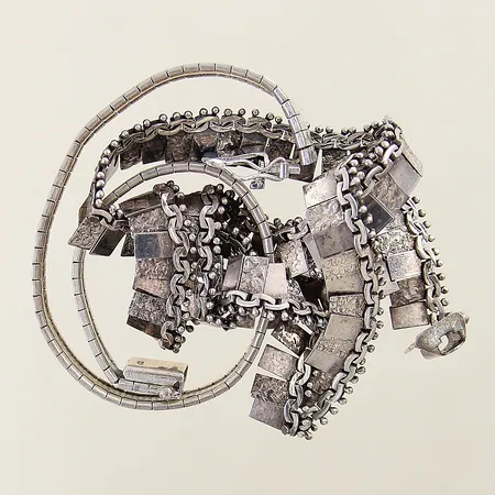 Diverse silversmycken skeva/defekta silver 830/1000  Vikt: 36,1 g
