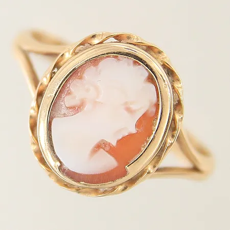 Ring kamé stl:19¾ bredd 2,4-14,5mm skadad fattning, undersida med spår av lagning, gravyr, 18K Vikt: 3,1 g