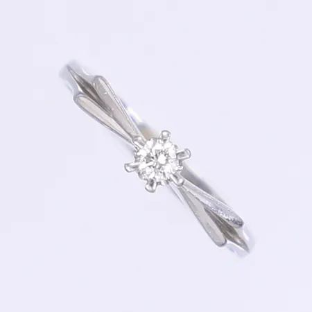 Ring med diamant 0,09ct enl gravyr stl:16½, bredd 2-3mm, vitguld 18K Vikt: 2 g