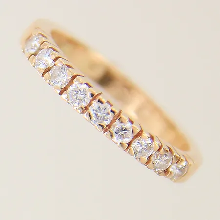 Ring med diamanter 9 x ca 0,02ct stl:16¼ bredd 2,5mm gravyr 18K Vikt: 3,2 g