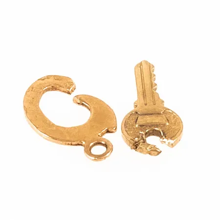 2 hängen defekta, saknar öglor, 18K 0,9g.