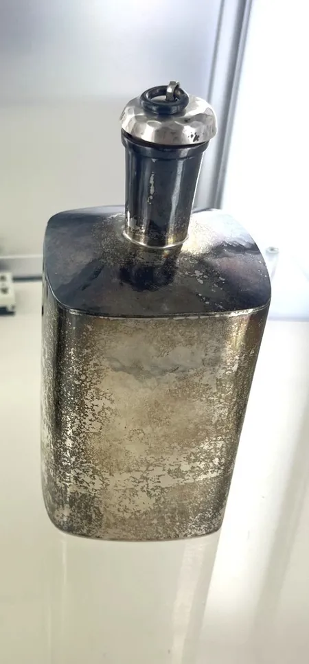 Flaska handgjord med kork, höjd 17 cm bredd 7,4 cm silver Vikt: 431,5 g på auktion i Växjö hos Pantbanken Sverige
