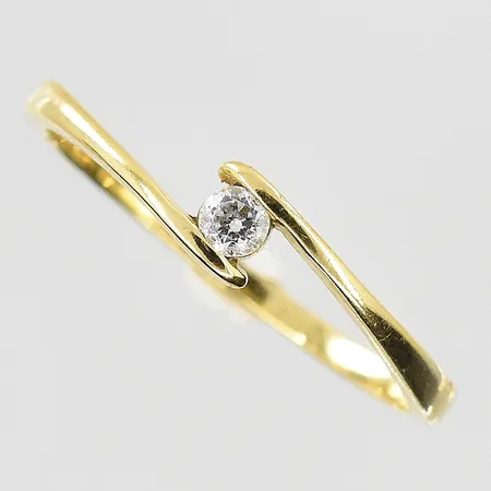 Ring med vit sten stl:17½ bredd 1-4 mm, 18K. Vikt: 1,9 g