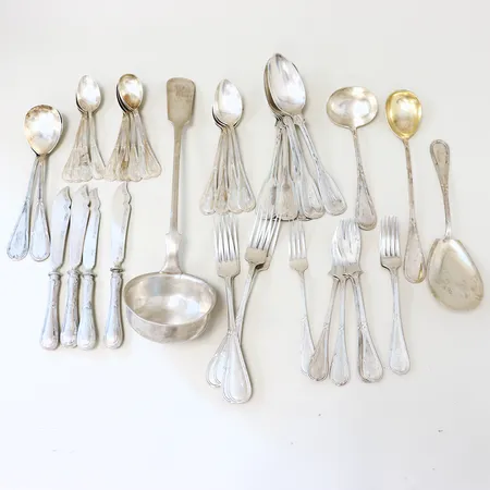 12 gafflar olika längder 17,5-21cm, 4 knivar fyllda skaft 20cm, 20 skedar olika storlekar 14-21,5cm, 6 slevar olika storlekar 18,5-36cm, bruttovikt 2143,1g, defekter, gravyrer, silver 800/1000
