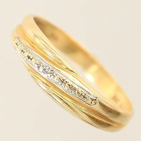 Ring med 8/8-slipad diamant 0,005ct enligt gravyr Guldfynd stl:16¾ bredd 2,6-5mm 18K Vikt: 1,9 g på auktion i Solna hos Pantbanken Sverige