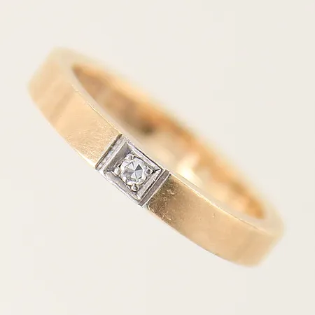 Ring med 8/8-slipad diamant ca 0,02ct stl:15¼ bredd 2,8mm 18K Vikt: 3,7 g