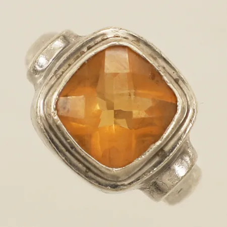 Ring med troligtvis citrin stl:17¾ bredd 4,3mm silver 925/1000 Vikt: 8,1 g