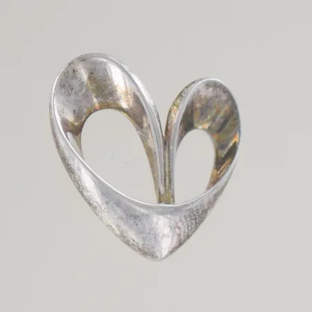 Ett hänge längd 2 cm, silver 925/1000 Vikt: 3,1 g på auktion i Växjö hos Pantbanken Sverige