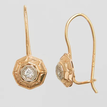 Örhängen med diamanter 2 x ca 0,08ct längd ca.22-26mm, bredd 1-10mm, skeva krokar, 18K Vikt: 2,6 g på auktion i City hos Pantbanken Sverige