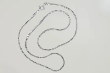 Halskedja längd 42 cm, bredd 1,4 mm, silver 925/1000 Vikt: 5,4 g på auktion i Växjö hos Pantbanken Sverige