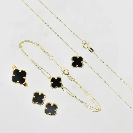 Set med onyxd collier längd 41½cm, armband längd 16½-18cm, ring stl:18, örhängen stl:12x12mm, obs ej märkesdesign, 18K. Vikt: 11,2 g