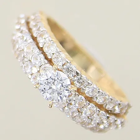 Ring med vita stenar stl:16¼ bredd 2,7-6,5mm något ojämn skena 14K Vikt: 4,5 g