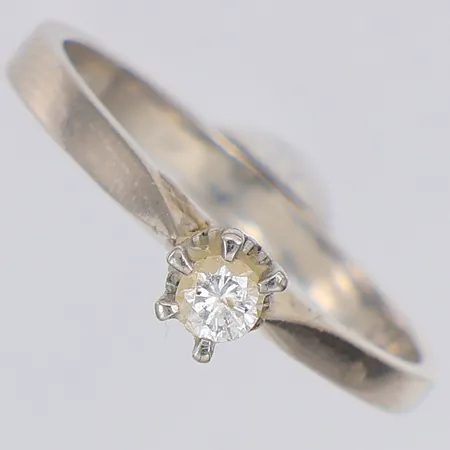 Ring diamant ca 0,12ct enligt gravyr stl:17¾ vitguld saknar en klo, importstämpel, 18K Vikt: 2,7 g