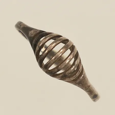 Ring med genombruten dekor stl:16½, bredd 1,6-6,6mm skev skena silver 925/100 Vikt: 1,1 g