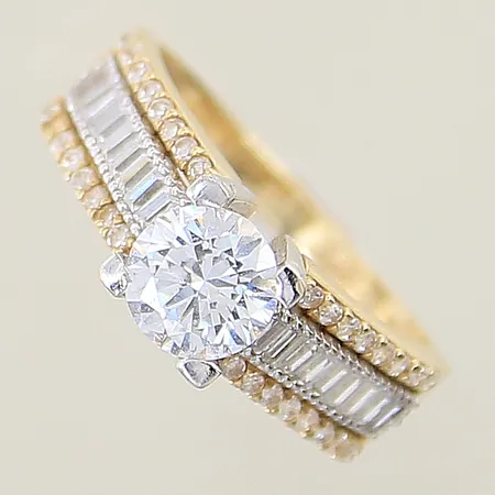 Ring med vita stenar stl:16¼ bredd 2,1-6,5mm en sten saknas 14K Vikt: 4 g