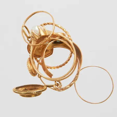 Diverse guld, ringar, hängen, sten, skadad pärla, defekt, 18K Vikt: 8,7 g