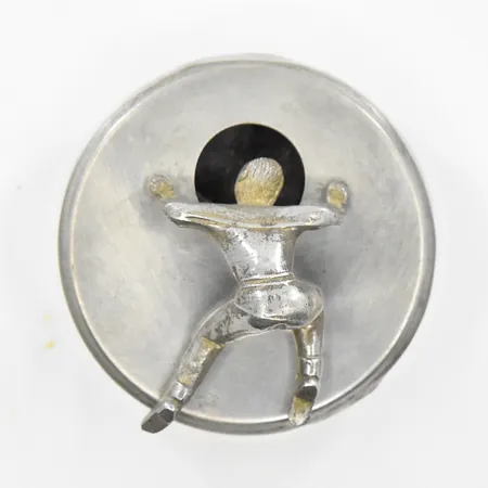 Manschettknappsask med dekor av man som tittar ner i hål Ø ca 65mm, Widerholm & Dahlberg, Eskilstuna, troligen 1930/40-tal, Tenn.