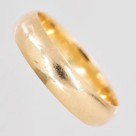 Ring stl:19 bredd 9,2mm graverad 18K Vikt: 4,7 g