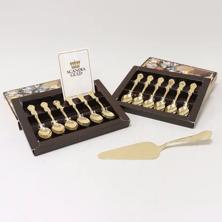 12 kaffeskedar 11cm 1 kakspade med slitage, Scandia Guld, originalkartonger till skedarna. Skickas med paket.