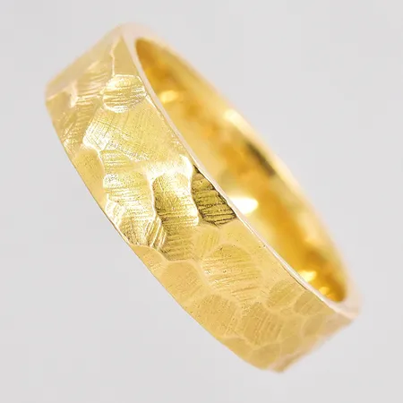 Ring hamrad yta stl:19 bredd 5,8mm graverad 18K Vikt: 8,1 g på auktion i Västerås hos Pantbanken Sverige