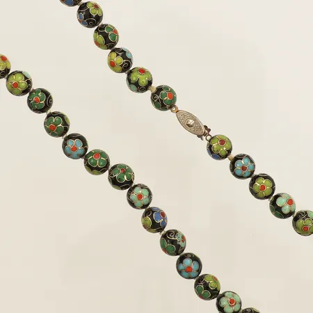 Collier med cloisonné pärlor längd 58cm, bredd 10mm färgbortfall på vissa delar av emalj, lås i metall