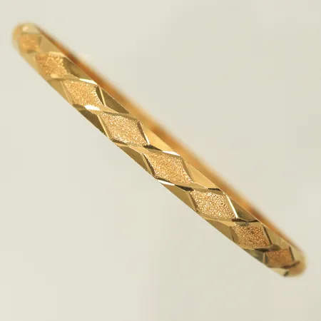 Armring med mönster, Øca71mm, bredd 5,5mm, ojämn skena, 21K Vikt: 13,6 g