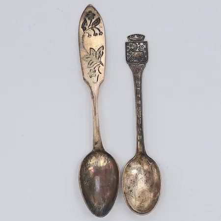 2 omaka skedar, gravyr, 830/1000 silver Vikt: 23,6 g