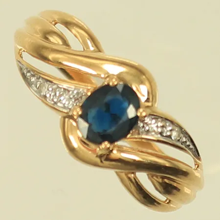 Ring med blå sten och diamanter 4xca 0,005ct, stl 16¾ bredd 2-8,5mm, GFAB 18K Vikt: 2,2 g