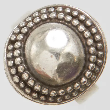 Ring stl:17¾ bredd: 5-20mm, bucklig, silver 925/1000 Vikt: 7,2 g på auktion i City hos Pantbanken Sverige