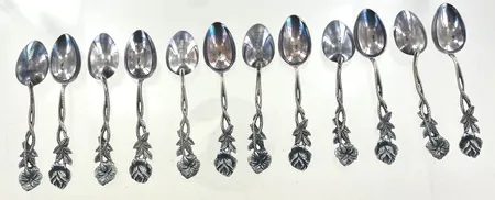 12 skedar längd 9,5 cm, GEWE silver Vikt: 99,4 g på auktion i Växjö hos Pantbanken Sverige
