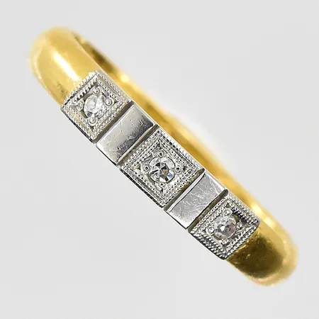 Ring med vita stenar stl:18 bredd 4 mm, gravyr, skev skena, 23K. Vikt: 5,3 g