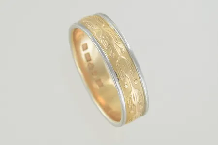 Ingenjörsring stl:21 mm bredd 6 mm, graverad 18K  Vikt: 8 g