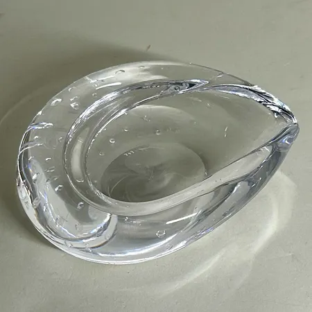 Askkopp / Glasskål Kosta Boda design Vicke Lindstrand numrerad 441805, bredd ca13,5cm, klarglas med inneslutna bubblor Skickas med paket.