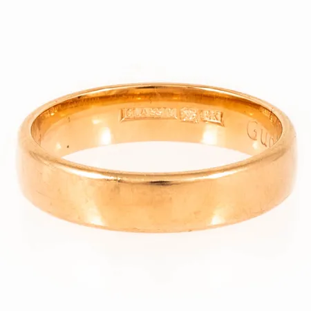Ring slät stl:19½ bredd 5mm höjd 1,5mm, stämplad CLASSIC, lasergravyr, 18K 6,4g.